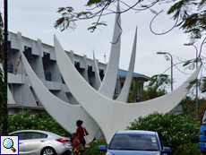 Das Bicentennial Monument oder Bicentennaire Monument wurde 1978 errichtet, also zum 200sten Geburtstag der Stadt Victoria. Die drei Elemente symbolisieren die drei wichtigsten Elemente der Gesellschaft der Seychellois: europäisch, afrikanisch und asiatisch