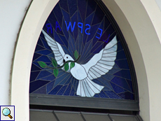 Lespwar - eine weiße Taube als Symbol der Hoffnung: Kirchenfenster der St. Paul's Kathedrale in Victoria