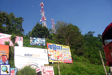 Werbeplakate am Straßenrand in Kandy