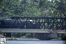 Zug auf der Eisenbahnbrücke in Aluthgama