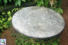 Tisch mit Blattrelief-Oberfläche im Brief Garden