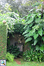Grüne Nische mit einer Skulptur im Brief Garden