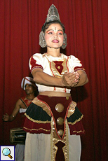 Tänzerin des Ensembles 'Dance Lanka' im Porträt