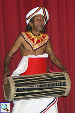 Ein älterer Trommler von 'Dance Lanka'
