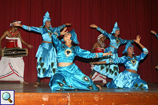 Der Elefant-Schmetterling-Pfauen-Tanz ist der traditionelle Kandy-Tanz