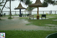 Kräftiger Regenschauer überflutet das Hotelgelände
