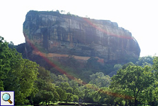 Der Sigiriya-Felsen erhebt sich als natürliches Bollwerk aus der umliegenden Landschaft