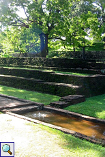 Antiker Springbrunnen im Wassergarten von Sigiriya