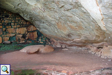 Kleine Höhle mit Mauerwerk im Steingarten von Sigiriya