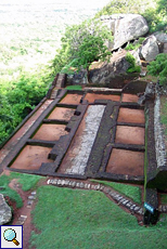 Ruinen auf einem kleinen Felsplateau in Sigiriya