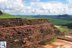 Ziegelmauer auf dem Gipfel des Sigiriya-Felsens