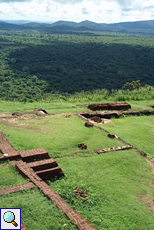 Palastruinen auf dem Gipfel des Sigiriya-Felsens