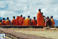 Buddhistische Mönche auf dem Gipfel des Sigiriya-Felsens