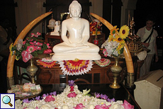 Buddha-Statue und Opfergaben im Zahntempel