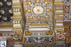 Detailreiche Deckenmalerei im Zahntempel
