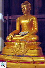 Große goldene Buddha-Statue im Zahntempel
