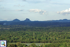 Der Sigiriya-Felsen von Dambulla aus gesehen