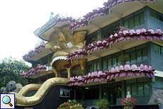 Bunte Fassade des Eingangs zum Goldenen Tempel von Dambulla