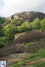 Von Wind und Wetter rund geschliffene Felsen in Dambulla