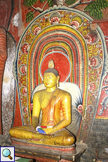 Buddha-Statue und Wandmalerei in Dambulla