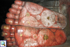 Bemalte Fußsohlen einer liegenden Buddha-Statue in Dambulla