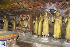 Statuen in einem Höhlentempel von Dambulla