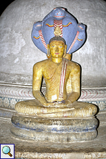 Meditierender Buddha mit schützenden Kobras