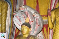Kopf einer Buddha-Statue mit drei Kobras in Dambulla