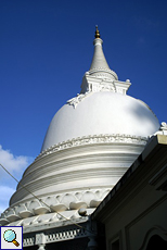 Die blendend weiße Dagoba von Kande Vihara