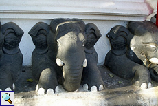 Elefantenfiguren am Bodhi Gara von Kande Vihara