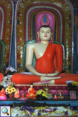 Buddha-Statuen und Opfergaben in Kande Vihara