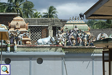 Verschiedene Statuen am Hindutempel in Matale