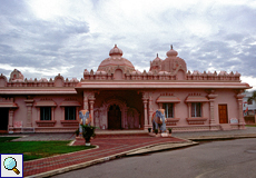 Blick auf den Nordeingang des Hindu-Tempels in Carapichaima, Trinidad