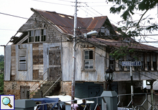 Verfallendes Haus in Scarborough auf Tobago