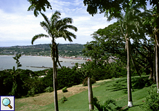 Blick auf das Hafenbecken von Scarborough vom Fort King George aus, Tobago
