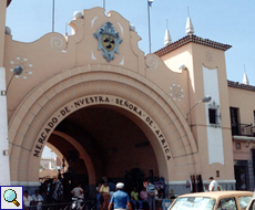 Eingang des Marktplatzes in Santa Cruz