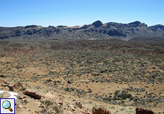 Hohe Steilwände umgeben die Caldera, rechts neben der Bildmitte ist beispielsweise die Erhebung 'Topo de la Grieta' zu sehen