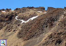 Dunkles, erkaltetes Lavagestein lässt die einstzige Flussrichtung erkennen