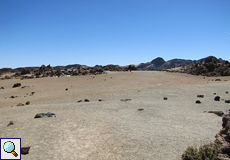 Kleine helle Bimssteine bedecken in einigen Teilen des Teide-Nationalparks den Boden