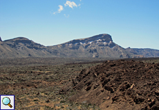 Lavafeld mit niedriger Vegetation, im Hintergrund die Montaña de Guajara