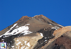 Der schneebedeckte Teide-Gipfel mit seinem unterschiedlich gefärbten Gestein