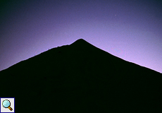 Der Teide am Abend als Schattenriss, oberhalb des Vulkans ist die Venus zu sehen
