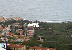 In Küstennähe sind die weißen Überdachungen des Loro Parque zu sehen