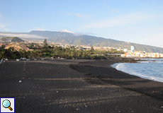 Der Strand Playa Jardín mit Blick auf Punta Brava