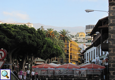 Die Plaza del Charco mit ihren Straßencafés und ganz im Hintergrund auf den Bergen die Sternwarte Izaña