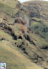 Im Teno-Gebirge finden sich an vielen Stellen senkrecht verlaufende Strukturen in den Felsen