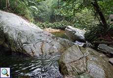 Große Felsen am Wasserlauf in der Quebrada Agua Clara
