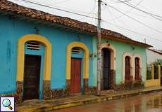 Bunte Gebäude in Canoabo nach einem kräftigen Regenschauer
